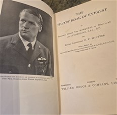 The Pilots Book Of Everest 